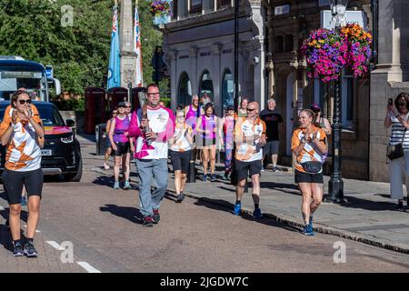 Northampton 10.. Juli 2022. Commonwealth Games Queen’s Baton Relay, der auf dem Weg zu den Commonwealth Games 2022 in Birmingham durch das Stadtzentrum führt. Kredit: Keith J Smith./Alamy Live Nachrichten. Stockfoto