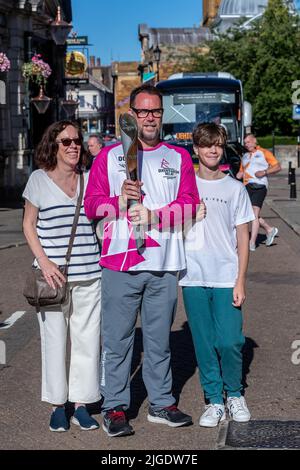 Northampton 10.. Juli 2022. Commonwealth Games Queen’s Baton Relay, der mit dem Jonathan Holmes Center und seiner Familie auf dem Weg zu den Commonwealth Games 2022 durch das Stadtzentrum fährt. Kredit: Keith J Smith./Alamy Live Nachrichten. Stockfoto