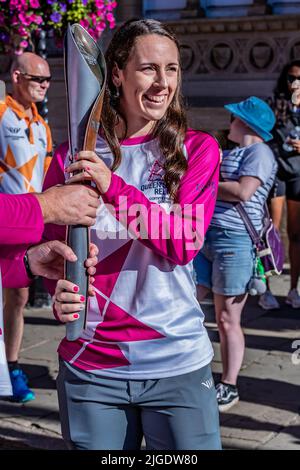 Northampton 10.. Juli 2022. Der Baton-Staffelauf der Commonwealth Games Queen geht mit dem olympischen Badmintonspieler Chloe Birch durch das Stadtzentrum, während er auf dem Weg zu den Commonwealth Games 2022 in Birmingham ist. Kredit: Keith J Smith./Alamy Live Nachrichten. Stockfoto