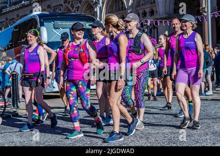 Northampton 10.. Juli 2022. Der Baton-Staffelauf der Commonwealth Games Queen geht durch das Stadtzentrum, wobei Wootton Road Runners folgen, während es auf dem Weg zu den Commonwealth Games 2022 in Birmingham ist. Kredit: Keith J Smith./Alamy Live Nachrichten. Stockfoto