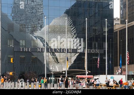 New York City, USA - 7. August 2019:die von Santiago Calatrava entworfene U-Bahnstation Oculus spiegelte sich an den Fenstern des Millenium Hilton Durin wider Stockfoto