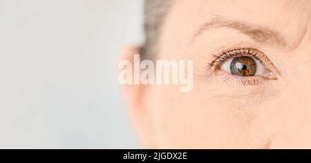 Lassen Sie uns ein Lächeln auf das Zifferblatt setzen. Eine Nahaufnahme eines Zahnarztes Auge. Stockfoto
