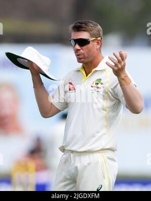 Galle, Sri Lanka. 10.. Juli 2022. Der australische David Warner spielt am 10.. Juli 2022 beim 3.-tägigen Test-Cricket-Spiel 2. zwischen Sri Lanka und Australien im Galle International Cricket Stadium in Galle mit seinem Hut. Viraj Kothalwala/Alamy Live News Stockfoto