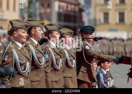 Breslau, Breslau, Polen. 9.. Juli 2022. In Breslau fand unter Beteiligung des stellvertretenden Premierministers Mariusz Blaszczak die feierliche Beförderung der Militärakademie der Leitern durch einen Offizier statt. (Bild: © Krzysztof Zatycki/ZUMA Press Wire) Stockfoto