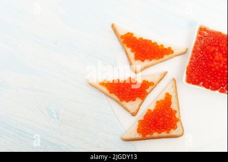 Toast mit rotem Kaviar auf Serviette Stockfoto