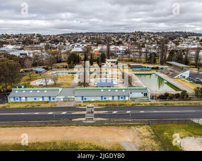 Luftaufnahme der Stadt Armidale, NSW, 2340, Australien, mit schönen alten Gebäuden und Hauptstraße, in den nördlichen Tablelands von NSW, Australien Stockfoto