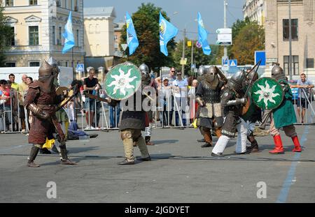 Gruppe von Reenaktoren in Rüstung eines altrussischen Fußvolkers, der den Schwertkampf rekonstruiert. 7. Juli 2019. Kiew, Ukraine Stockfoto