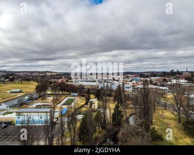 Luftaufnahme der Stadt Armidale, NSW, 2340, Australien, mit schönen alten Gebäuden und Hauptstraße, in den nördlichen Tablelands von NSW, Australien Stockfoto