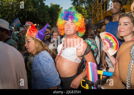 Die Regenbogenfahne ist an diesem Samstag, dem 9. Juli, unter dem Motto „im Angesicht des Hasses: Sichtbarkeit, Stolz und Widerstandsfähigkeit“ auf die Straßen Madrids zurückgekehrt. Der marsch hatte fünfzig Festwagen und etwa 1,5 Millionen Teilnehmer als letzten Schliff zu den Feierlichkeiten, die am 28. Juni begannen. Die große Demonstration hat Madrid vom Kreisverkehr von Carlos V in Atocha bis zur Plaza de Colón bereist. Chueca, Plaza de Pedro Zerolo, Callao, Plaza de Barceló und Plaza España waren das Herzstück von Pride, das nach zwei Jahren Pandemie bis so uneingeschränkt auf die Straßen Madrids zurückgekehrt ist Stockfoto