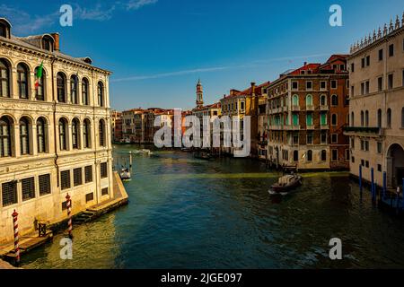 Blick von der Rialto Brücke über den Canal Grande in Venedig Stockfoto