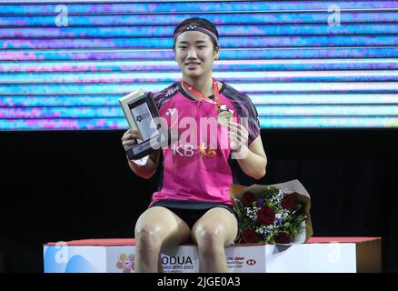 Kuala Lumpur, Malaysia. 10.. Juli 2022. Eine SE Young aus Korea posiert mit ihren Medaillen während der Siegerzeremonie des Einzel-Finalmatches der Frauen der Perodua Malaysia Masters 2022 in der Axiata Arena, Bukit Jalil. Ein SE Young gewann mit Punktzahlen; 21/21 : 17/5 (Foto von Wong Fok Loy/SOPA Images/Sipa USA) Kredit: SIPA USA/Alamy Live News Stockfoto