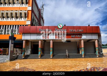 Kalkutta, Indien. 09.. Juli 2022. Außenansicht des Sealdah Metro Railway Station, der sich für die Einweihung am 14.. Juli 2022 für den öffentlichen Dienst Anschluss Sektor V nach sealdah vorbereitet. Sealdah Junction ist einer der größten Bahnterminals Indiens, der die Stadt Kalkutta bedient. Kredit: SOPA Images Limited/Alamy Live Nachrichten Stockfoto