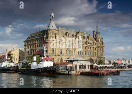 Haydarpasa Eisenbahnterminal in Istanbul, Türkei von der Bosporus-Meerenge aus gesehen Stockfoto