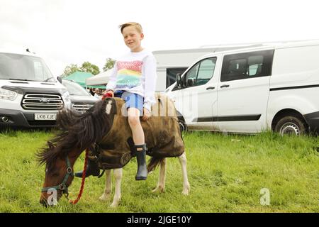 Ein kleiner Junge, der auf einem Miniaturpferd sitzt. Appleby Horse Fair, Appleby in Westmorland, Cumbria Stockfoto