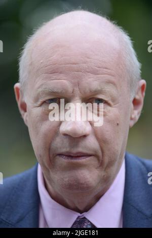 Damian Green MP (Con: Ashford) interviewt auf College Green, Westminster, 7.. Juli 2022 - am Tag vor Boris John bekannt gab, dass er als PR abschalten würde Stockfoto