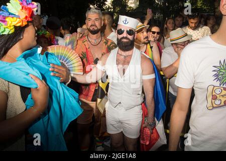 9. Juli 2022, Madrid, Spanien: Die Regenbogenfahne ist an diesem Samstag, dem 9. Juli, unter dem Motto „im Angesicht des Hasses: Sichtbarkeit, Stolz und Widerstandsfähigkeit“ auf die Straßen Madrids zurückgekehrt. Der marsch hatte fünfzig Festwagen und etwa 1,5 Millionen Teilnehmer als letzten Schliff zu den Feierlichkeiten, die am 28. Juni begannen. Die große Demonstration hat Madrid vom Kreisverkehr von Carlos V in Atocha bis zur Plaza de ColÃ³n bereist...Chueca, Plaza de Pedro Zerolo, Callao, Plaza de BarcelÃ³ und Plaza EspaÃ±A waren der Kern von Pride, der nach zwei Jahren Pandemie auf die Straßen von Madri zurückgekehrt ist Stockfoto