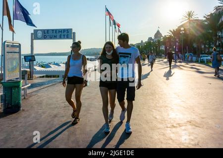 Nizza, Frankreich, Junges Paar beim Sonnenuntergang auf der Promenade des Anglais Stockfoto