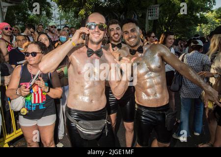 9. Juli 2022, Madrid, Spanien: Die Regenbogenfahne ist an diesem Samstag, dem 9. Juli, unter dem Motto „im Angesicht des Hasses: Sichtbarkeit, Stolz und Widerstandsfähigkeit“ auf die Straßen Madrids zurückgekehrt. Der marsch hatte fünfzig Festwagen und etwa 1,5 Millionen Teilnehmer als letzten Schliff zu den Feierlichkeiten, die am 28. Juni begannen. Die große Demonstration hat Madrid vom Kreisverkehr von Carlos V in Atocha bis zur Plaza de ColÃ³n bereist.Chueca, Plaza de Pedro Zerolo, Callao, Plaza de BarcelÃ³ und Plaza EspaÃ±A waren der Kern von Pride, der nach zwei Jahren Pandemie in die Straßen von Madri zurückgekehrt ist Stockfoto