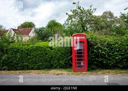 Ehemalige rote BT-Telefonbox, die heute als Bibliothek von Parham Suffolk UK genutzt wird Stockfoto