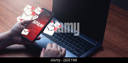 Banner des Mail-Spam-Konzepts auf dem Smartphone. Kommunikationstechnologie. Schützen Sie Spam-Mails vor Internetsicherheit. Stockfoto