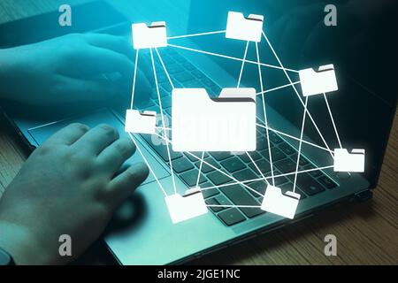 Frau Hände tippen auf Laptop mit kaltem Licht und Ordner Verbindungsschnittstelle. Konzept zur Verwaltung der Dokumentenspeicherung. Datenbanktechnologie. Stockfoto