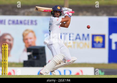 Galle, Sri Lanka. 10.. Juli 2022. Dinesh Chandimal aus Sri Lanka spielt am 10.. Juli 2022 im Galle International Cricket Stadium in Galle einen Schuss während des 3.-tägigen Test-Cricket-Spiels 2. zwischen Sri Lanka und Australien. Viraj Kothalwala/Alamy Live News Stockfoto