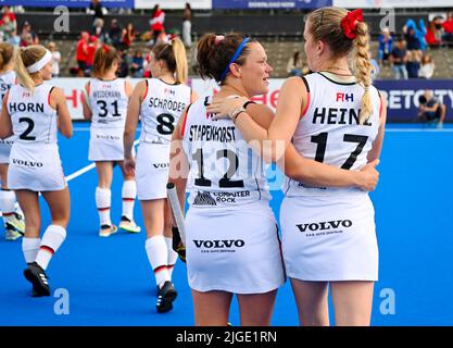 Hockey, Damen: WM, Deutschland - Südafrika, Crossover 7. SpieltagGermany gewann mit 1-0 und rückt ins Viertelfinale vor. Bild: Charlotte Stapenhorst und Pauline Heinz nach dem Spiel. Stockfoto