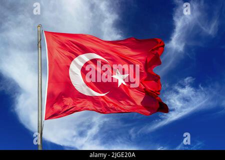 Die türkische Flagge ist die nationale und offizielle Flagge der Republik Türkei und hat einen weißen Halbmond und einen Stern auf rotem Hintergrund. Stockfoto