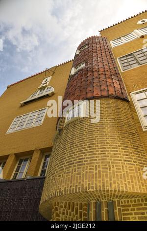 Amsterdam, Niederlande. Juni 2022. Details und Fassaden der charakteristischen Backsteinkonstruktion des Wohngebäudes in Amsterdam Schule Stil architec Stockfoto