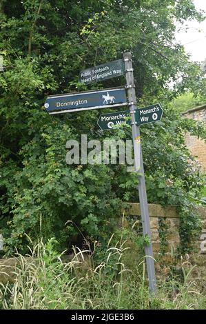 Ein Schild im Dorf Loingborough in Gloucestershire, das die Fahrtrichtung auf dem Monarch's Way, einen Fernwanderweg und auch das Herz von anzeigt Stockfoto