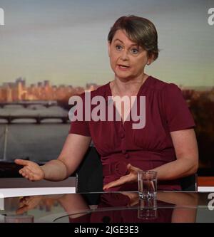 Zur Verwendung in Großbritannien, Irland oder den Benelux-Ländern nur das BBC-Handout-Foto von Yvette Cooper, der Parlamentssekretärin von Shadow Home, die im BBC One-Programm für aktuelle Angelegenheiten auftritt, am Sonntagmorgen moderiert von Sophie Raworth. Bilddatum: Sonntag, 10. Juli 2022. Stockfoto