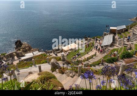 Porthcurno Beach mit Blick auf das Minack Theatre sehen Sie den Porthcurno Beach. Porthcurno ist einer der schönsten Strände in Cornwall. Stockfoto