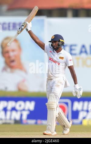 Galle, Sri Lanka. 10.. Juli 2022. Der Sri-lankische Kamindu Mendis hebt seine Schläger an, nachdem er am 10.. Juli 2022 am 3.. Tag des Test-Cricket-Spiels 2. zwischen Sri Lanka und Australien im Galle International Cricket Stadium in Galle ein halbes Jahrhundert (50 Runs) erzielt hat. Viraj Kothalwala/Alamy Live News Stockfoto