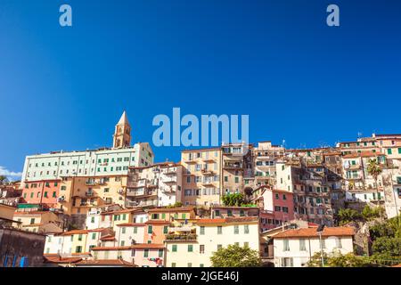 Konglomeration von alten Vintage bunten Häusern namens borgo auf einem Hügel von Ventimiglia in der Region Ligurien, Norditalien Stockfoto