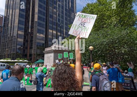 New York, Usa. 09.. Juli 2022. Eine Frau hält am Columbus Circle vor dem Trump International Hotel ein Schild mit der Aufschrift „Abtreibungsrechte sind Menschenrechte“. Demonstranten, die Abtreibungsrechte befürworten, nahmen in 30 Städten in den USA an einem nationalen Protesttag Teil, um gegen die Entscheidung des Obersten Gerichtshofs zu protestieren, Roe gegen Wade zu stürzen, die von der Gruppe Rise Up 4 Abtreibungsrechte organisiert wurde. Kredit: SOPA Images Limited/Alamy Live Nachrichten Stockfoto