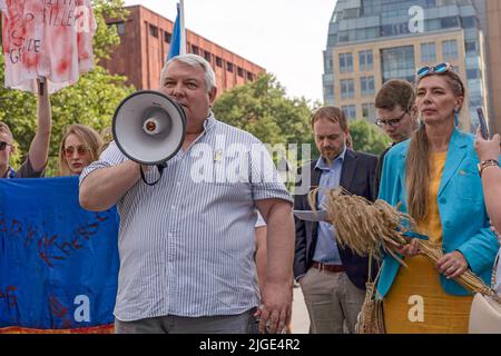 New York, Usa. 09.. Juli 2022. Der ukrainische Generalkonsul in New York, Oleksii Holubow, spricht bei einem Protest zur Unterstützung der Ukraine im Washington Square Park, New York City. Protest zur Unterstützung der Ukraine in New York, USA - 09. Jul.2022 Credit: SOPA Images Limited/Alamy Live News Stockfoto