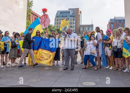 New York, Usa. 09.. Juli 2022. Der ukrainische Generalkonsul in New York, Oleksii Holubow, spricht bei einem Protest zur Unterstützung der Ukraine im Washington Square Park, New York City. Protest zur Unterstützung der Ukraine in New York, USA - 09. Jul.2022 Credit: SOPA Images Limited/Alamy Live News Stockfoto