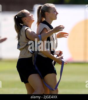 Leah Williamson aus England (rechts) und Georgia Stanway während einer Trainingseinheit beim UEFA Women's Euro 2022 England Media Day im Lensbury, Teddington. Bilddatum: Sonntag, 10. Juli 2022. Stockfoto