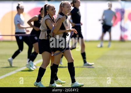 Leah Williamson aus England (rechts) und Georgia Stanway während einer Trainingseinheit beim UEFA Women's Euro 2022 England Media Day im Lensbury, Teddington. Bilddatum: Sonntag, 10. Juli 2022. Stockfoto