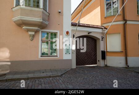 Tallinn, Estland. Juli 2022. Außenansicht des Eingangstors zur finnischen Botschaft im Stadtzentrum Stockfoto