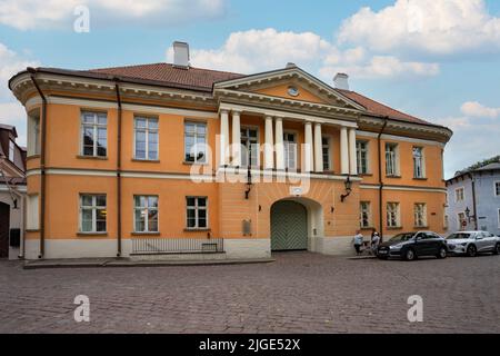 Tallinn, Estland. Juli 2022. Außenansicht eines neoklassizistischen Gebäudes im historischen Stadtzentrum. Stockfoto