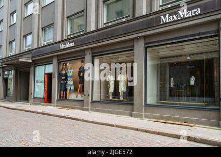 Tallinn, Estland. Juli 2022. Der Blick auf die Fenster des Max Mara Luxus-Markenladens im Stadtzentrum Stockfoto