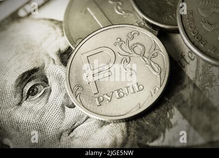 Russische Rubel-Münze auf einem Dollarschein. Russland und USA Geld Stockfoto