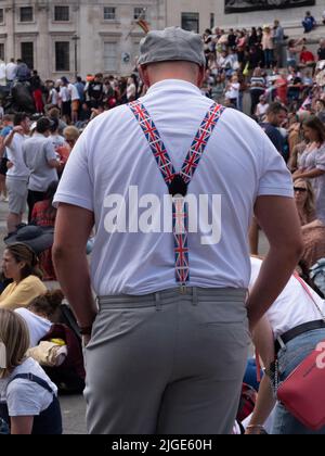 Patriotischer britischer Mann mit flacher Kappe, der die Union Jack Union Flag-Hosenträger auf dem Trafalgar Square während der Feierlichkeiten zum Platin-Jubiläum der Königin 2022 trägt Stockfoto