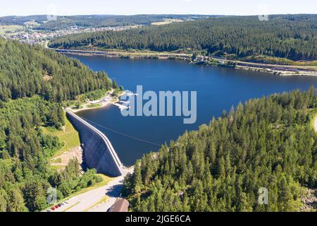 Luftaufnahme vom Wasserkraftwerk mit Damm und Schluchsee. St. Blasien, Breisgau, Schwarzwald, Baden-Württemberg, Deutschland Stockfoto