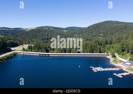 Luftaufnahme vom Wasserkraftwerk mit Damm und Schluchsee. St. Blasien, Breisgau, Schwarzwald, Baden-Württemberg, Deutschland Stockfoto