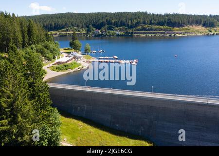 Luftaufnahme vom Wasserkraftwerk mit Damm und Schluchsee. St. Blasien, Breisgau, Schwarzwald, Baden-Württemberg, Deutschland Stockfoto