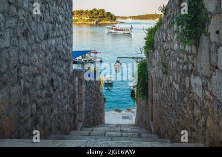 Verankerte Schiffe und Boote in der kleinen Marina Blick von der schmalen Straße, Hvar, Dalmatien, Kroatien, Europa Stockfoto