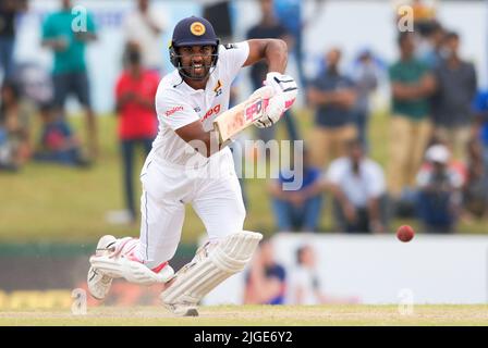 Galle, Sri Lanka. 10.. Juli 2022. Dinesh Chandimal aus Sri Lanka spielt am 10.. Juli 2022 im Galle International Cricket Stadium in Galle einen Schuss während des 3.-tägigen Test-Cricket-Spiels 2. zwischen Sri Lanka und Australien. Viraj Kothalwala/Alamy Live News Stockfoto