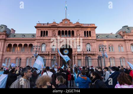 Buenos Aires, Argentinien. 09.. Juli 2022. Verschiedene politische und selbsteinberufene Räume demonstrierten in verschiedenen Märschen und stellten ihre Ansprüche an die nationale Regierung. Sie sind selbstberufen und stellen ihre Forderungen vor dem Regierungsgebäude. (Foto: Esteban Osorio/Pacific Press) Quelle: Pacific Press Media Production Corp./Alamy Live News Stockfoto